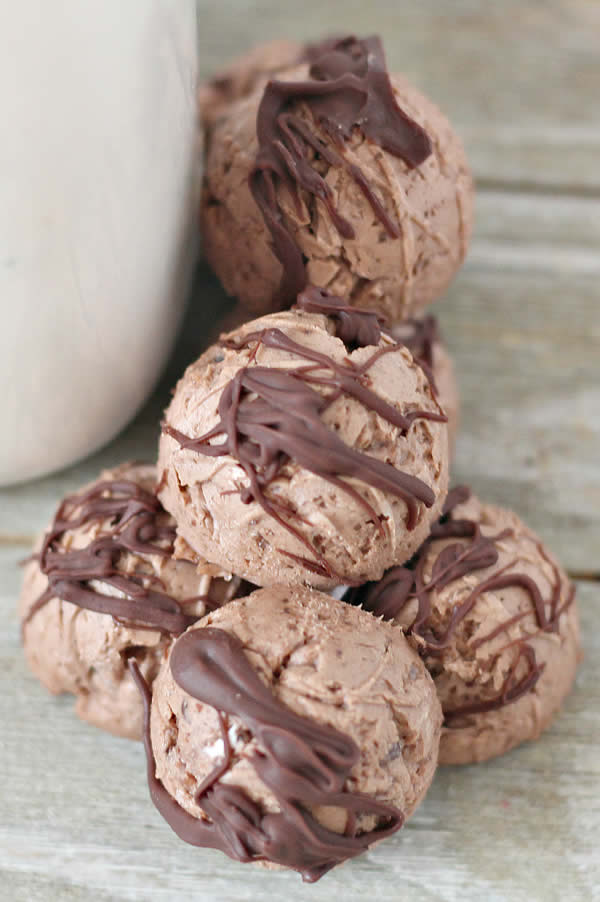 Keto Fat Bomb Recipe: Easy Chocolate Fat Bombs with Coconut Oil - You only need a few ingredients and 10 minutes to prepare. Learn how to make the most delicious keto fat bomb recipe ever. These easy, ketogenic diet chocolate fat bombs with coconut oil, chocolate chips taste delicious and are perfect for a low carb, paleo, or ketogenic diet. Low carb reicpes for weightloss and keto dessert recipes for the BEST fat bombs!